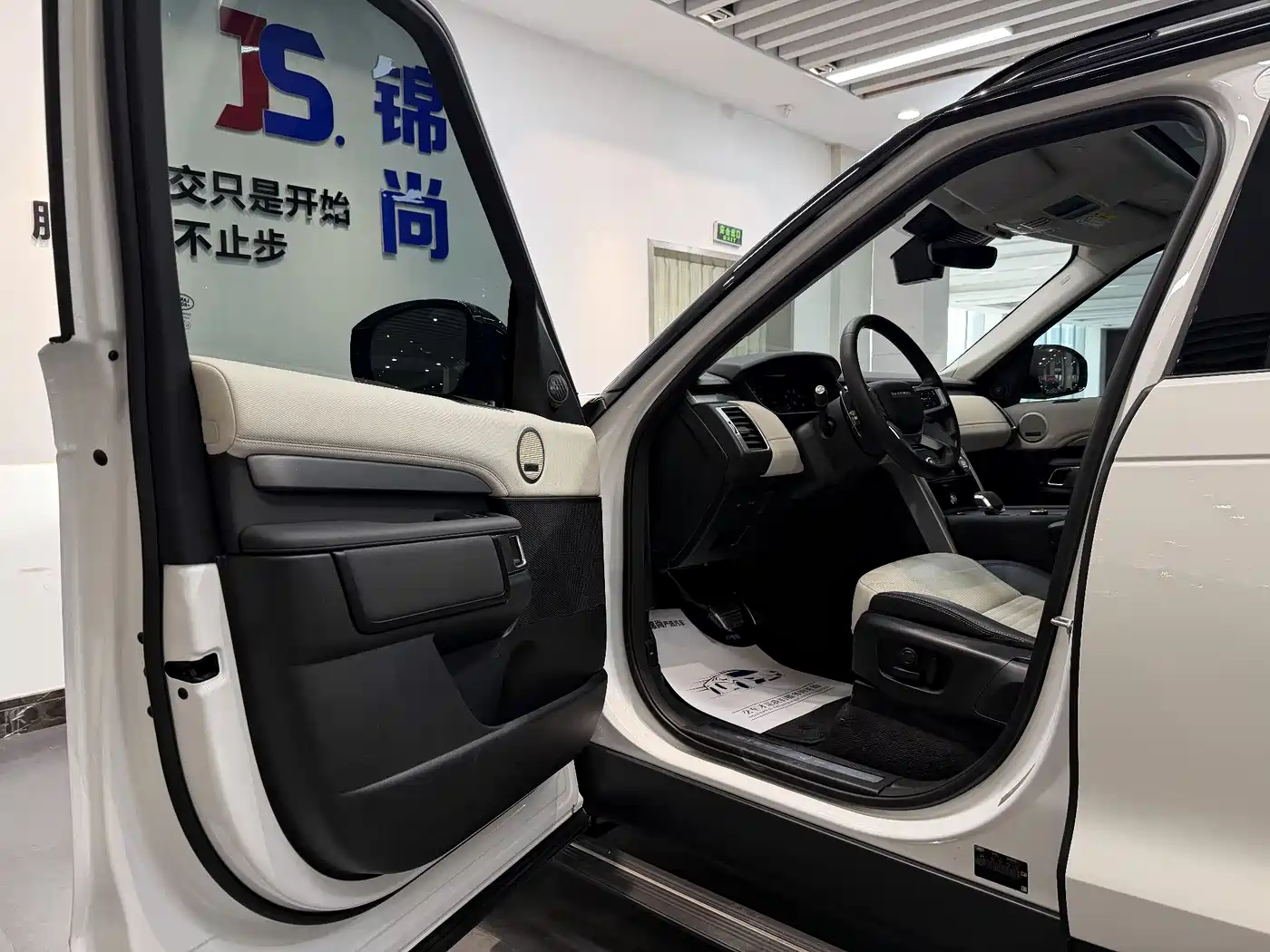 Land Rover Discovery 2024 360PS Dynamic SE фото 17