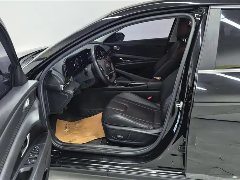 Hyundai Elantra 2021 1.5L CVT LUX Premium Edition фото 9