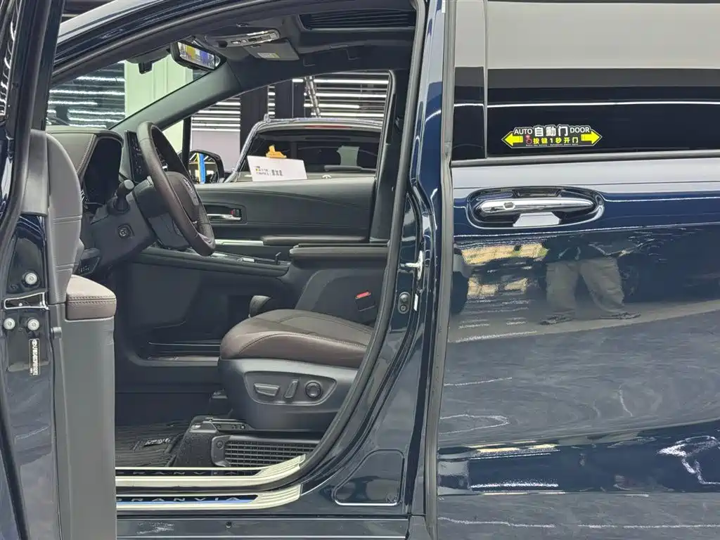 Toyota Granvia 2023 2.5L Hybrid Flagship VIP Edition фото 6