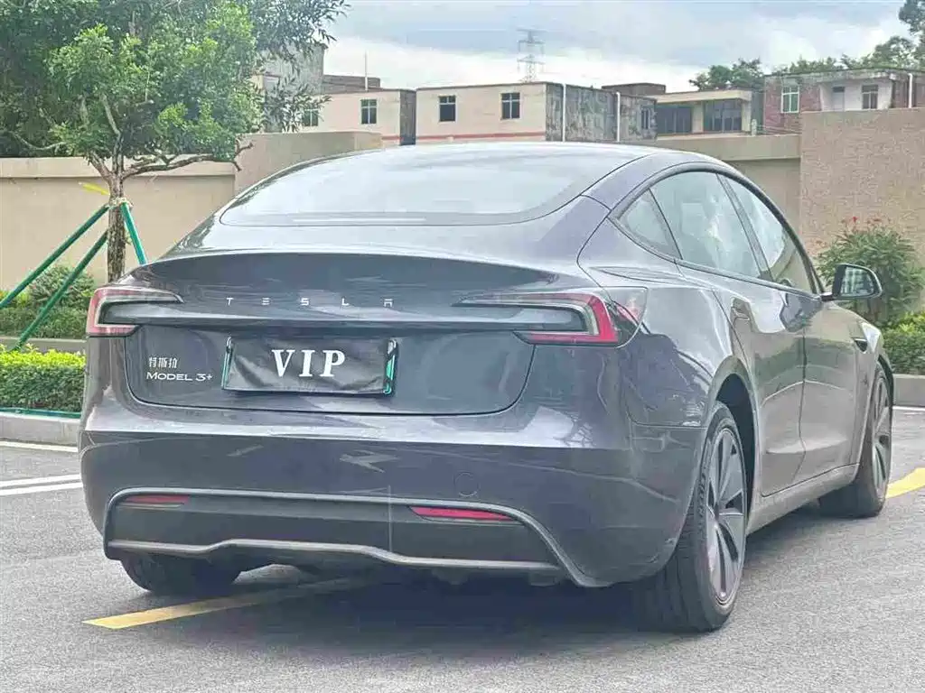 Фото 3 - Tesla Model 3
