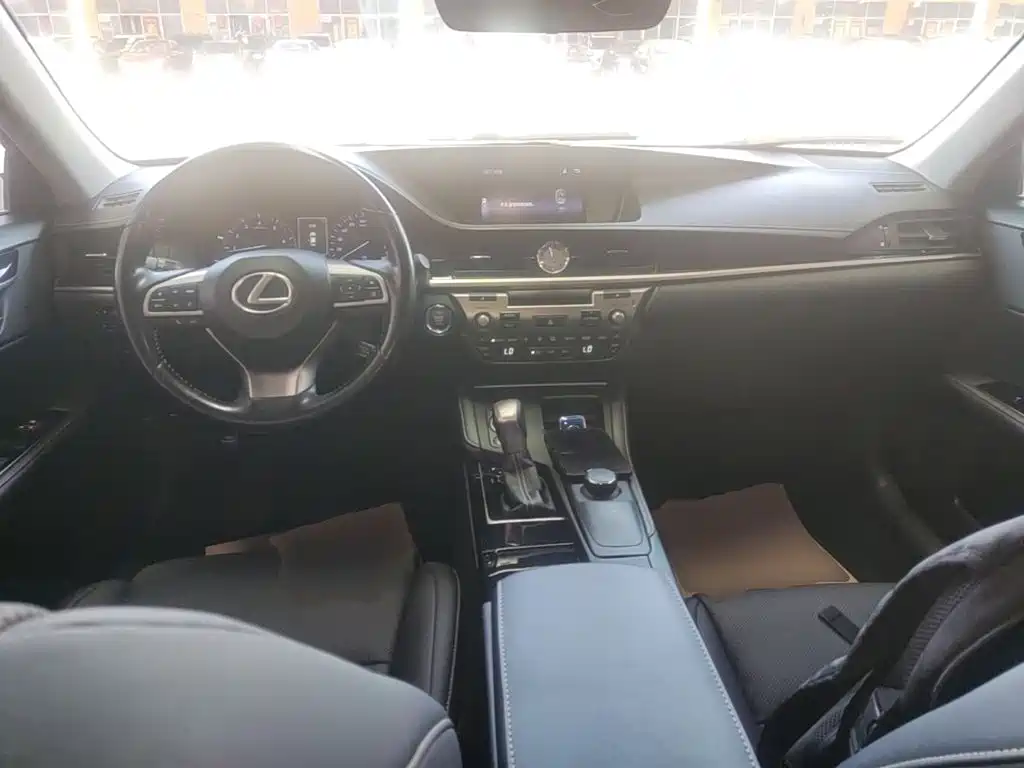 Фото 10 - Lexus ES