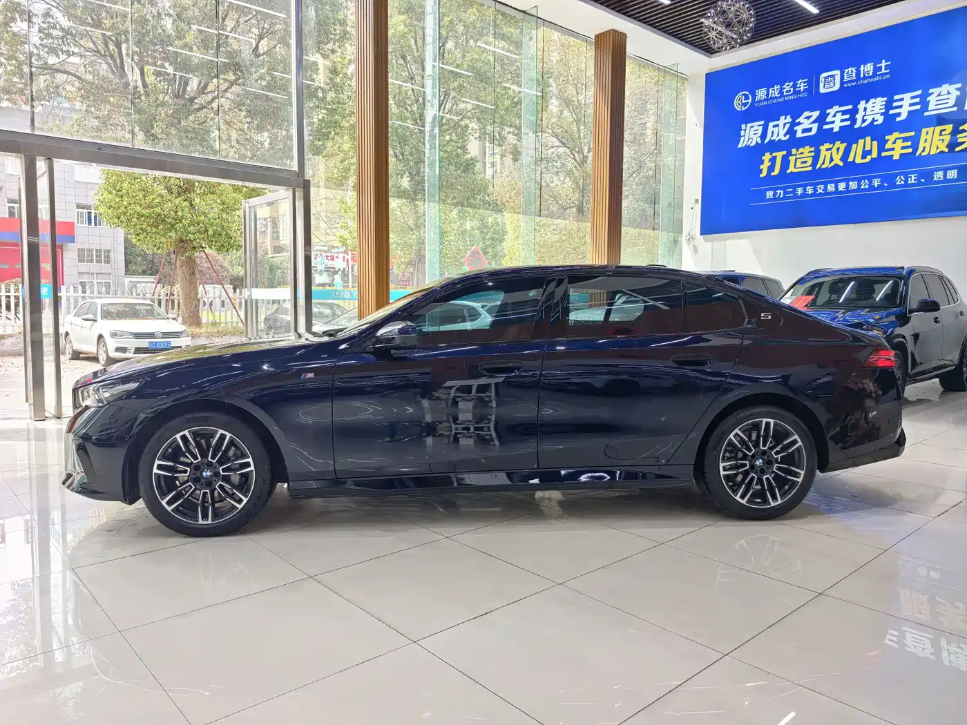BMW 5 Series 2025 530Li Leading M Sport Package фото 11