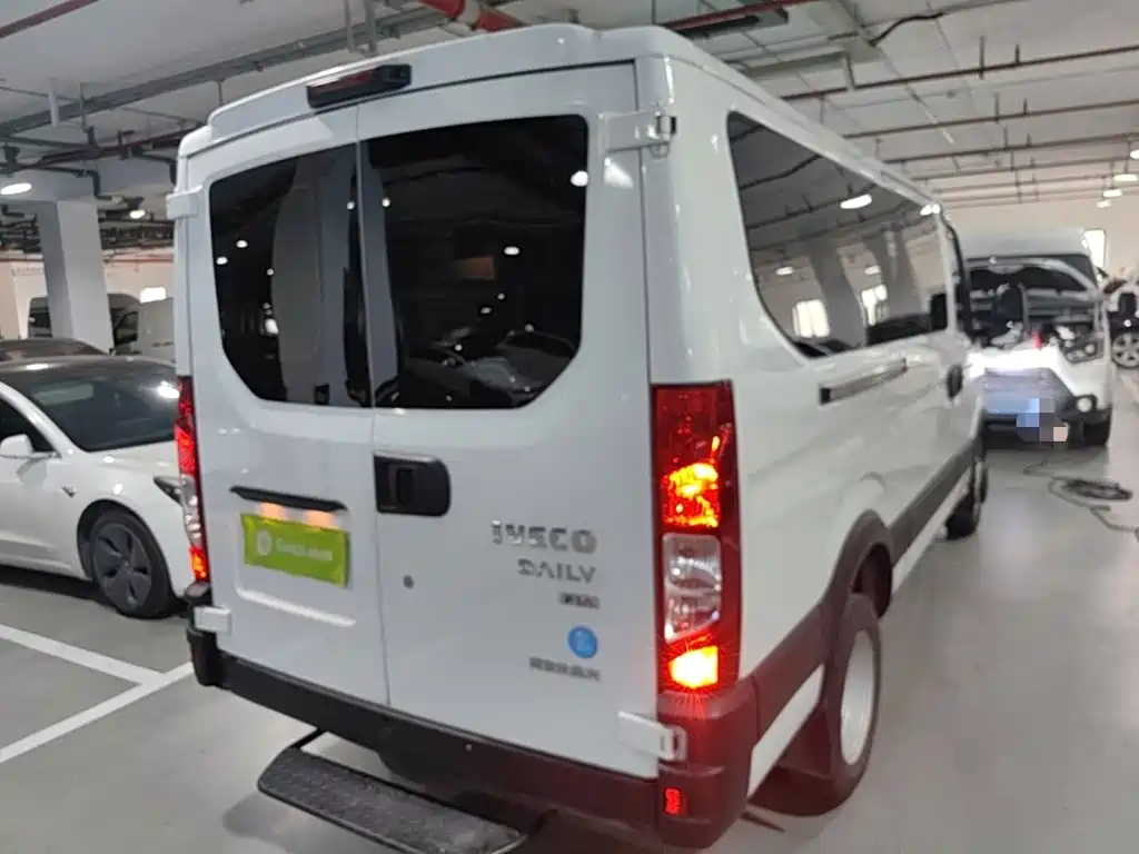 Iveco Daily 2023 2021 2.0T Manual Chaorui Long Wheelbase Short Suspension Low Roof Sliding Door F1A
