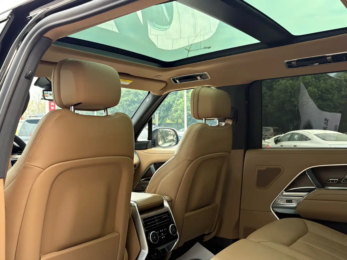 Land Rover Range Rover 2024 3.0 L6 400PS Golden Age Extended 7-Seater фото 8