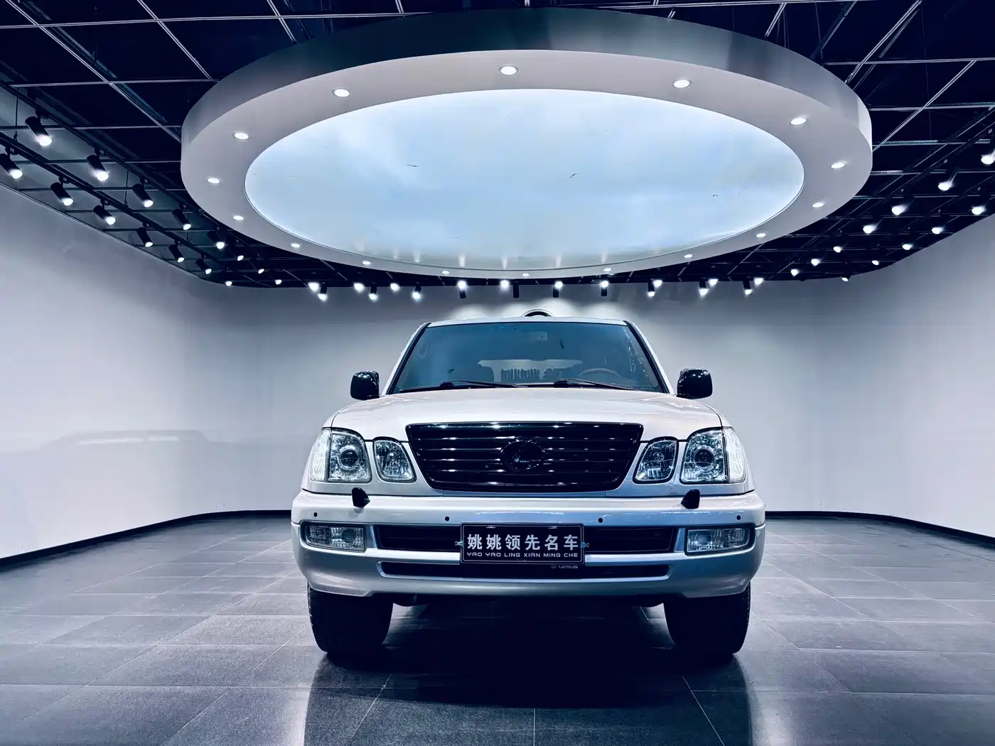 Фото 2 - Lexus LX