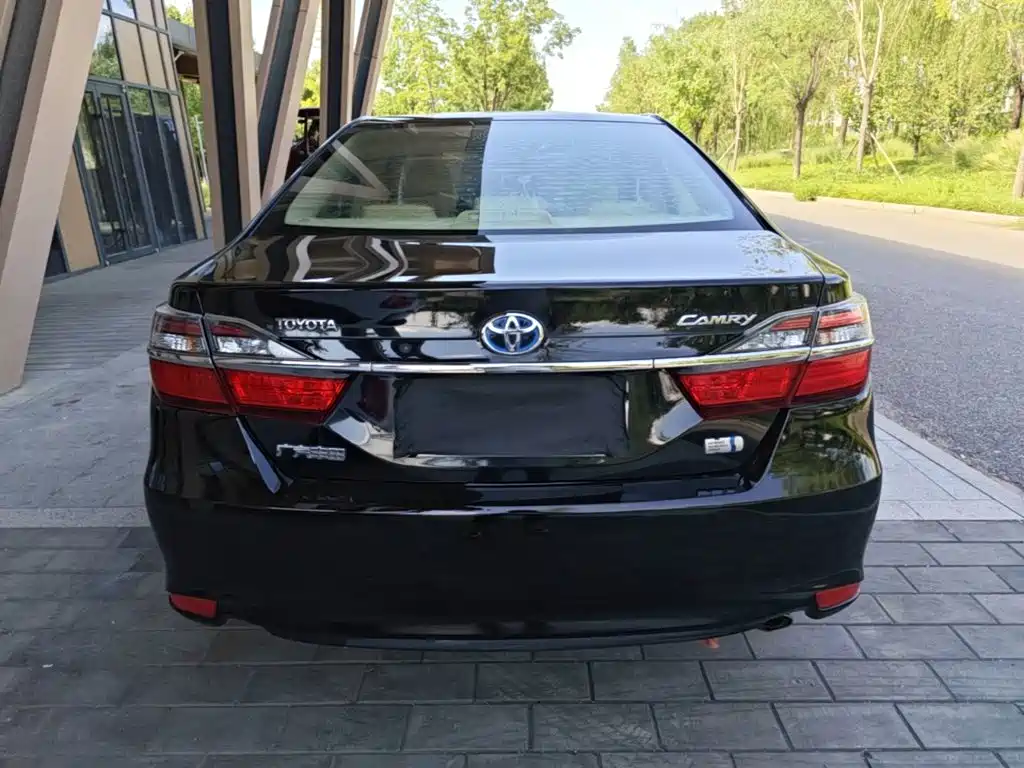 Фото 6 - Toyota Camry