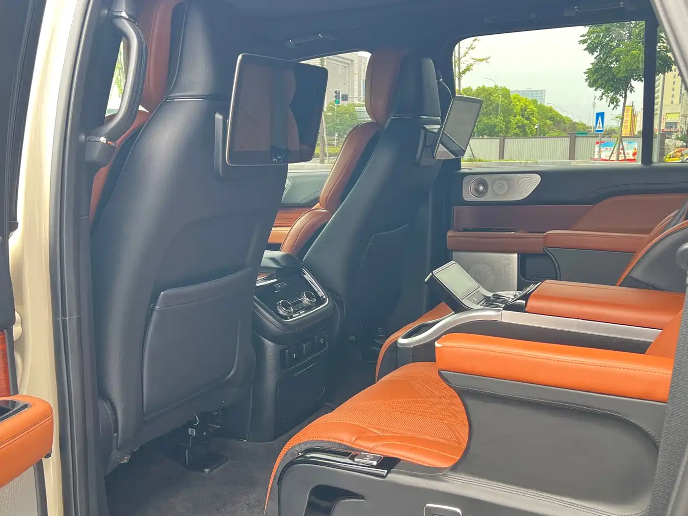 Фото 8 - Lincoln Navigator