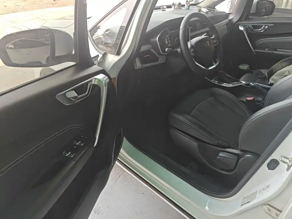 Фото 16 - Geely Vision X3