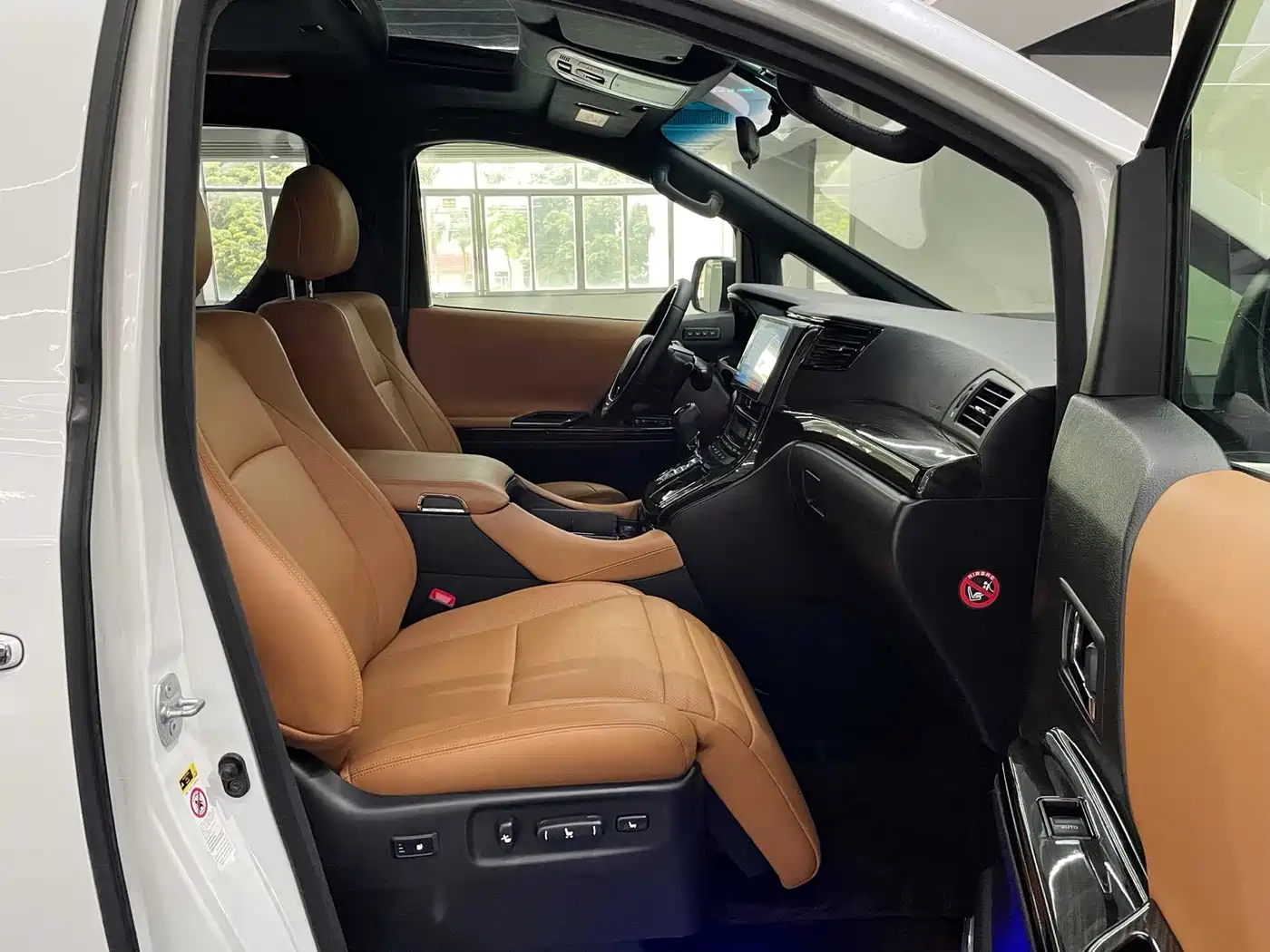 Toyota Alphard фото 6