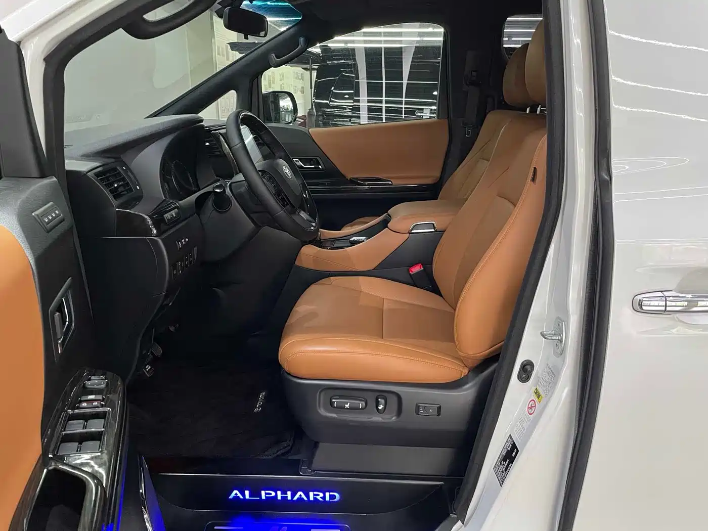 Toyota Alphard фото 12