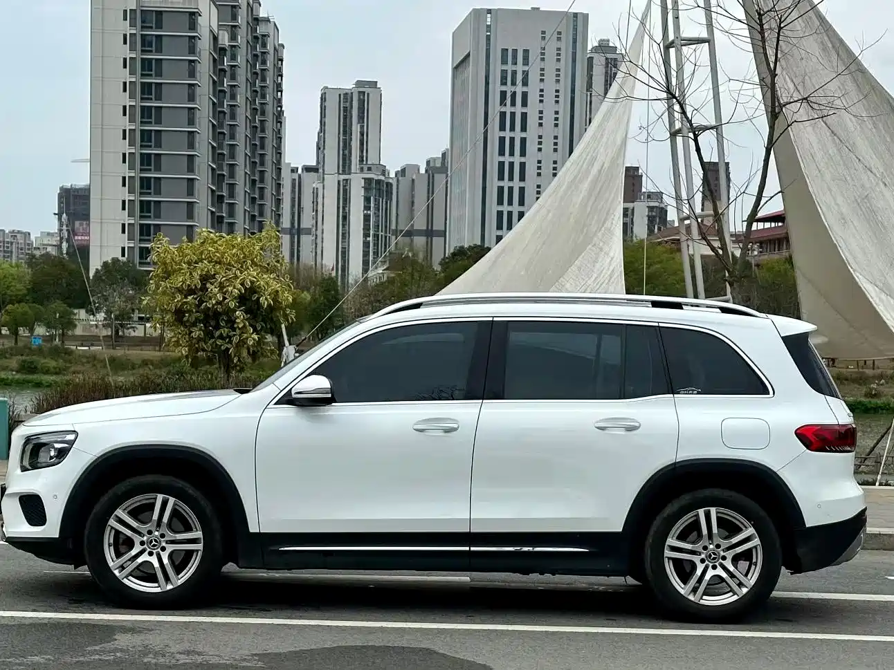 MERCEDES-BENZ GLB