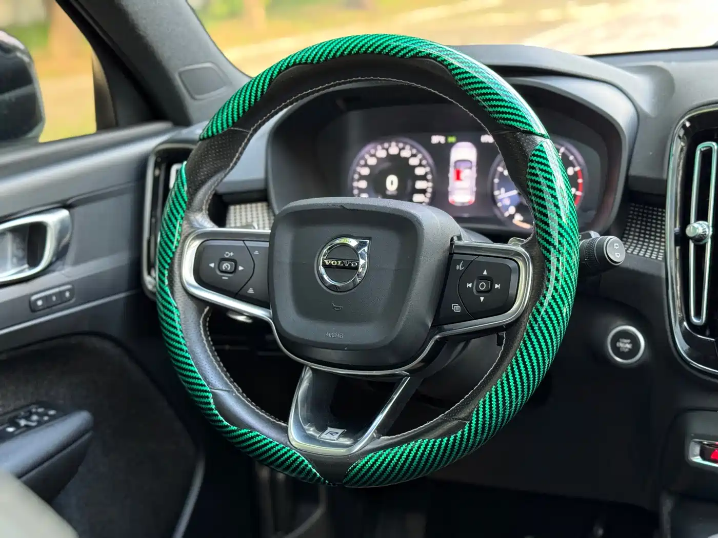 Фото 13 - Volvo XC40