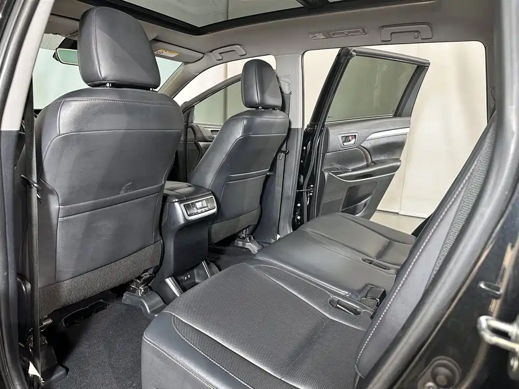 Photo 13 - Toyota Highlander