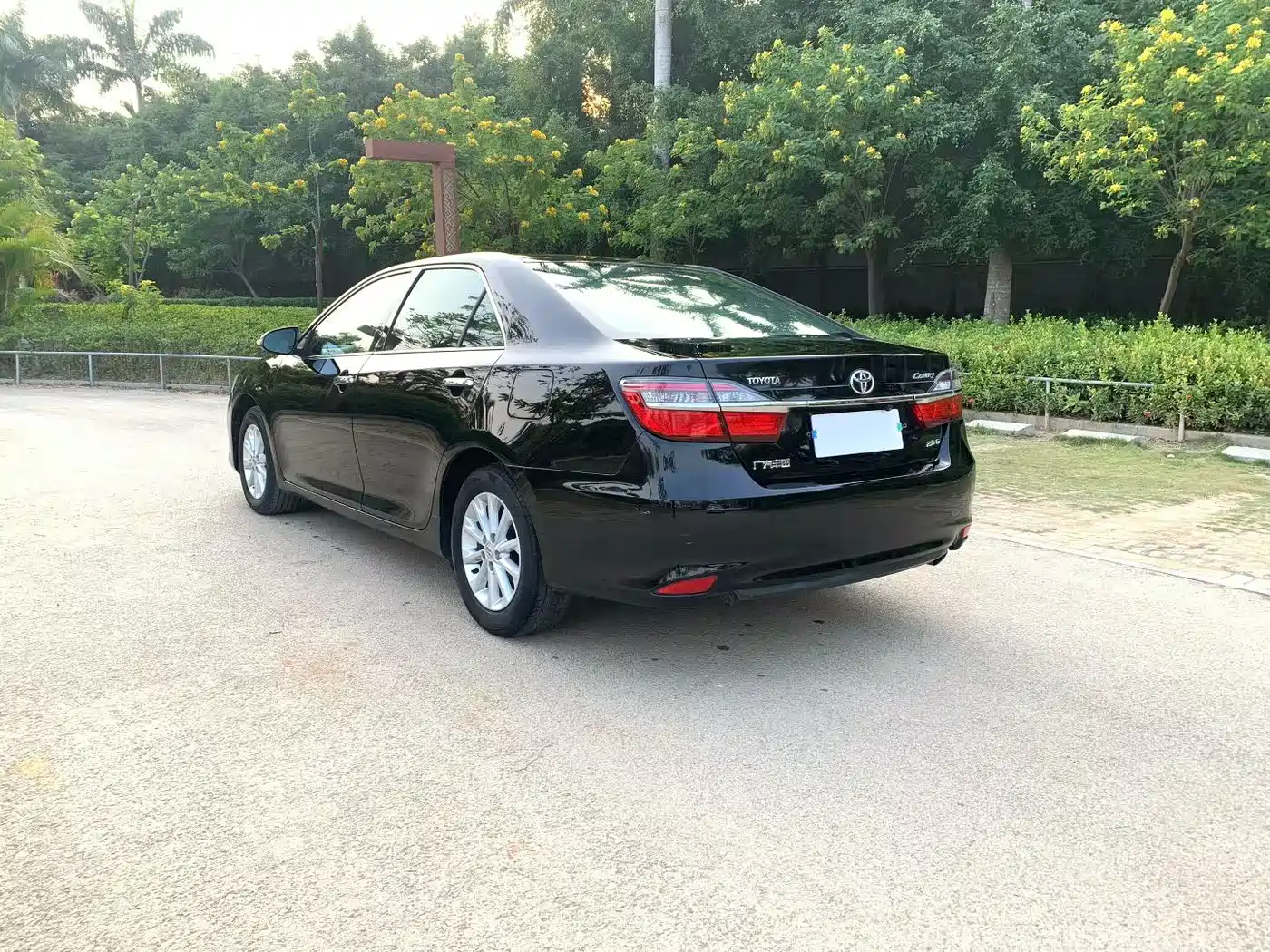 Toyota Camry 2016 2.0G 10th Anniversary Leading Edition фото 4