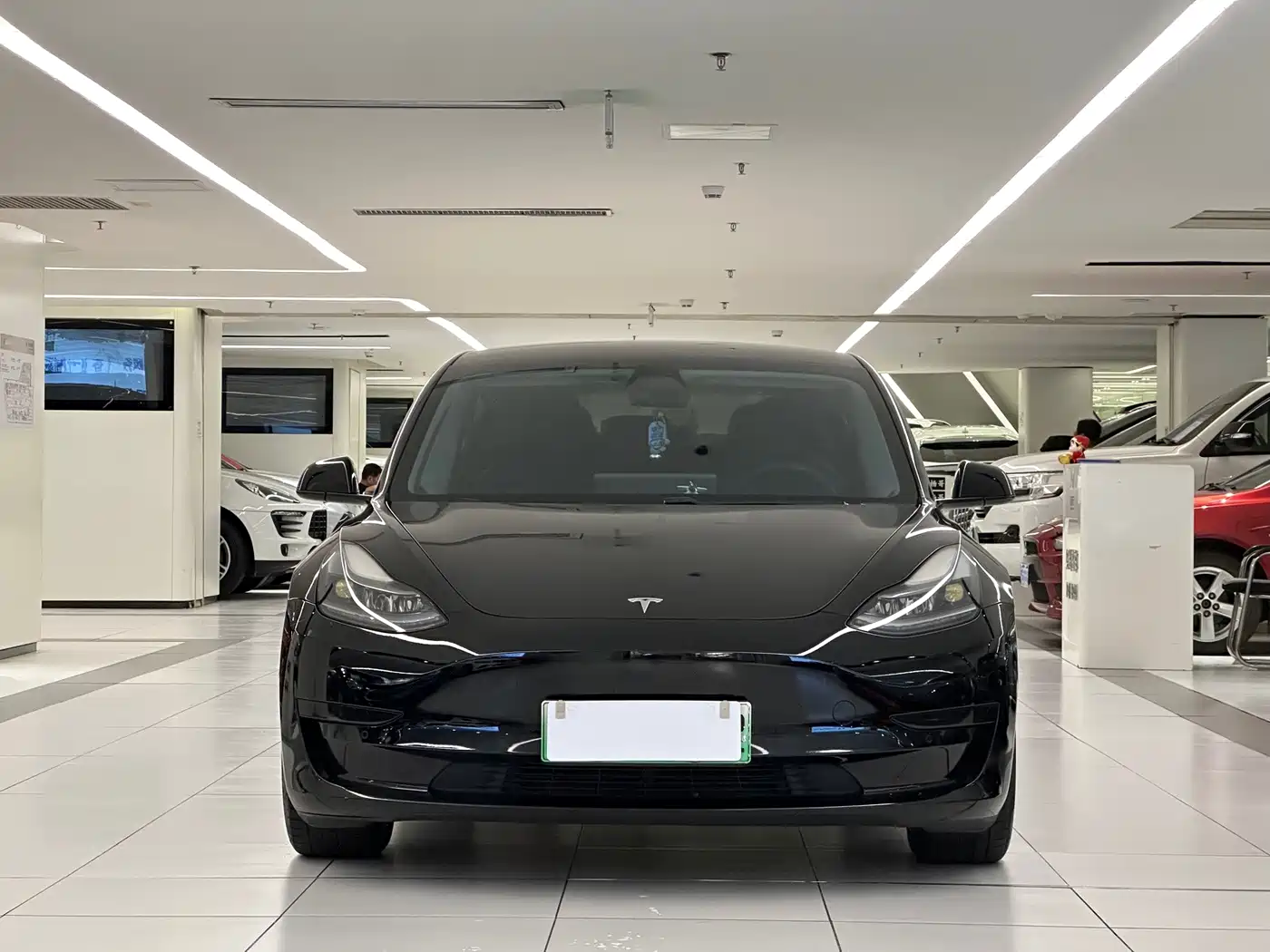 Фото 2 - Tesla Model 3