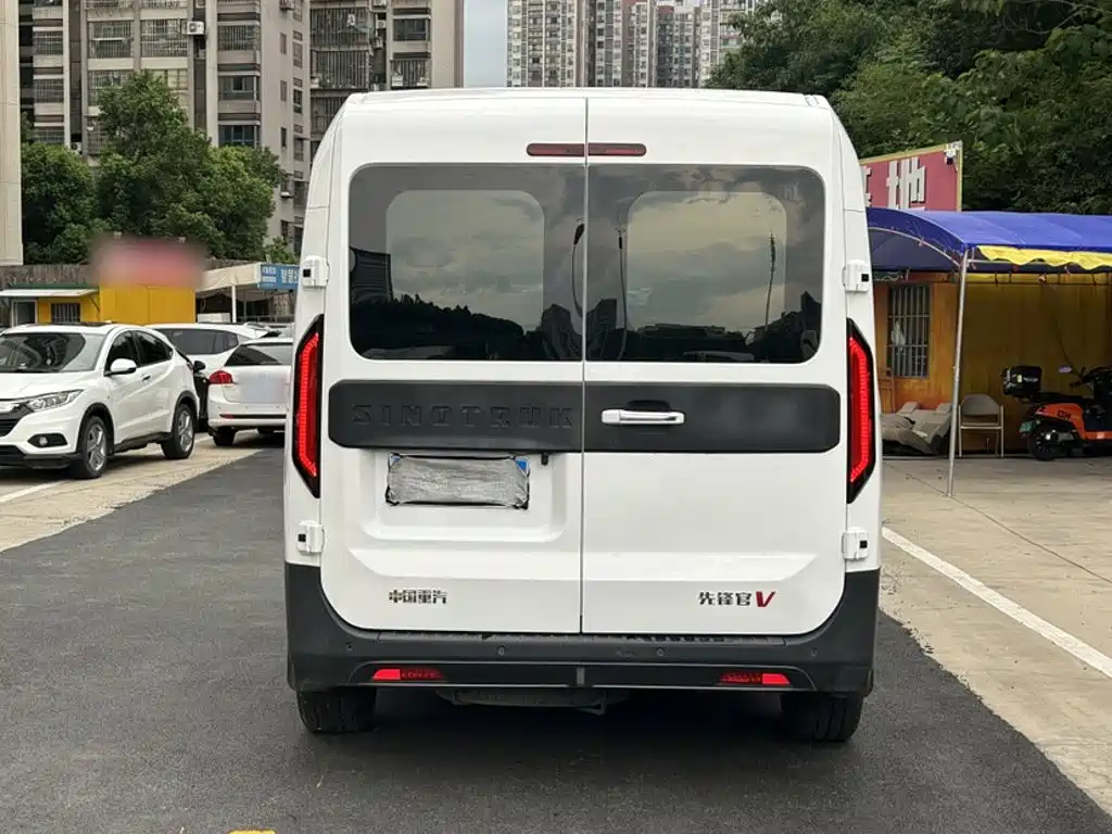 Sinotruk Xianfeng V 2024 2024 Multi-function Version 2.0T Automatic Medium Wheelbase Medium Roof