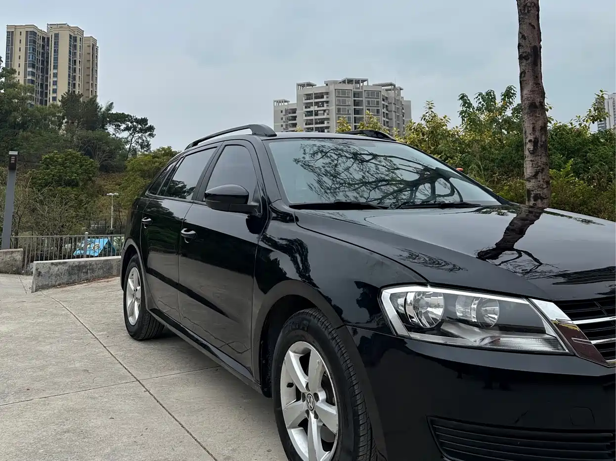 Volkswagen Lavida Tour 2013 1.6L Automatic Trend Style фото 4