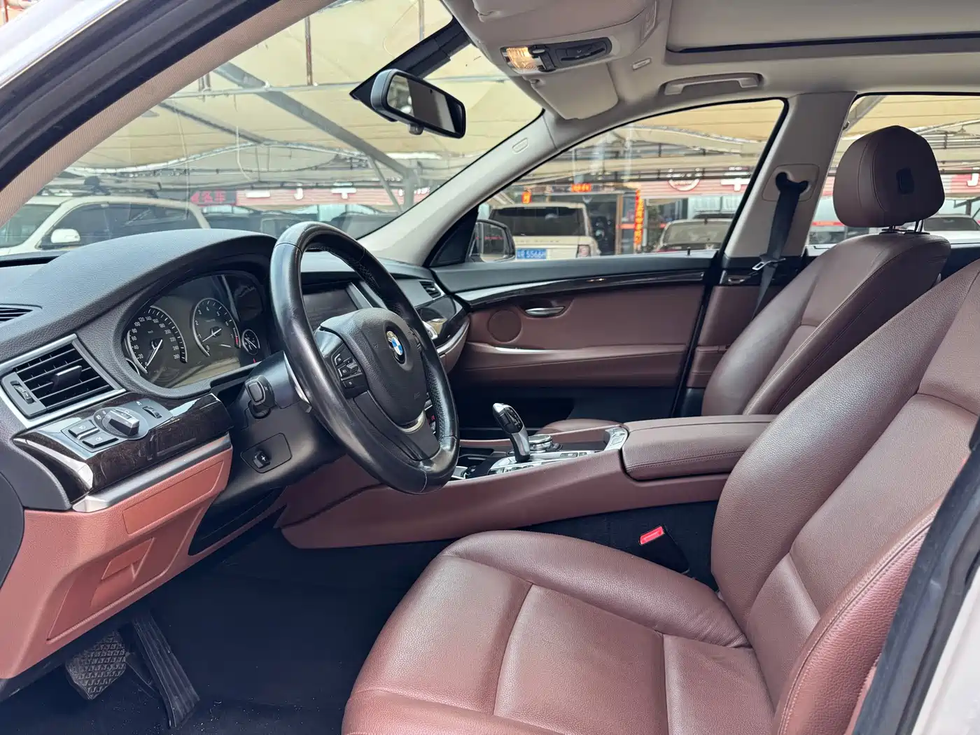 BMW 5 Series GT 2015 535i Leading фото 9