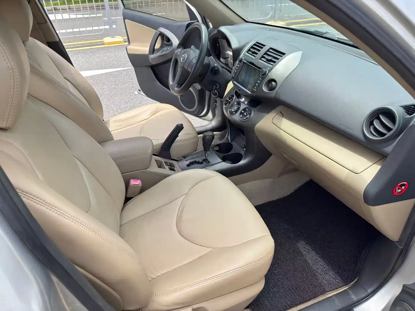 Photo 6 - Toyota RAV4 Rongfang
