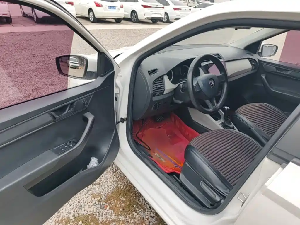 Škoda Fabia 2019 2017 1.4L Auto Car Enjoy Edition