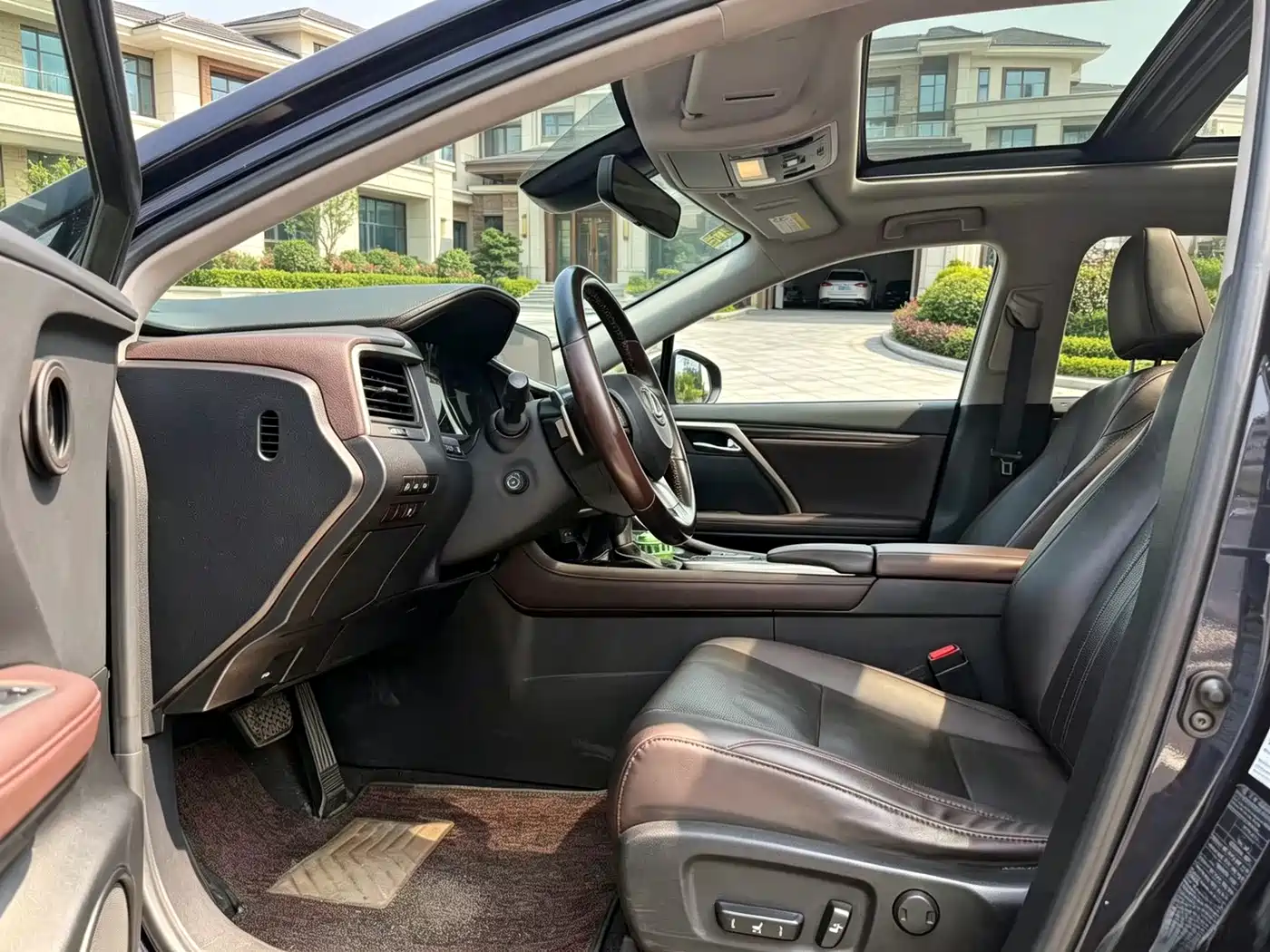 Фото 5 - Lexus RX