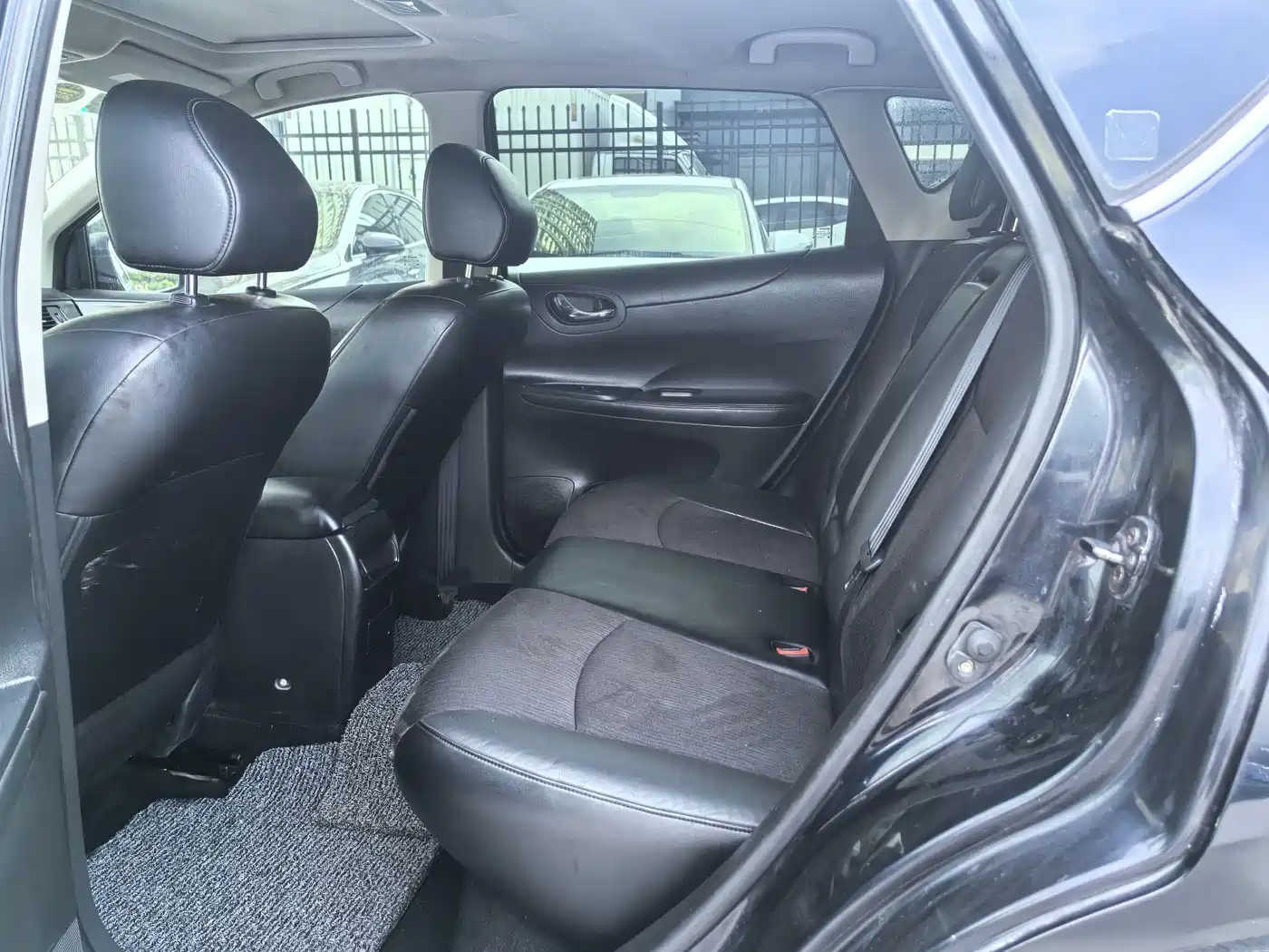 Фото 9 - Nissan Tiida