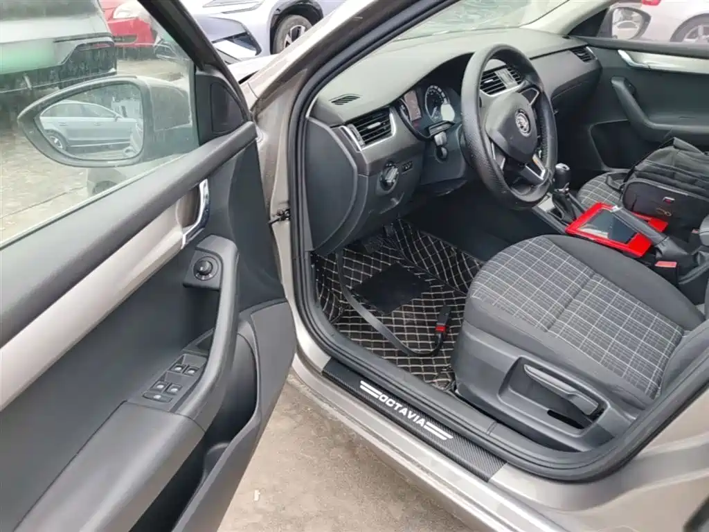 Škoda Octavia 2018 TSI230 DSG Comfort Edition фото 16