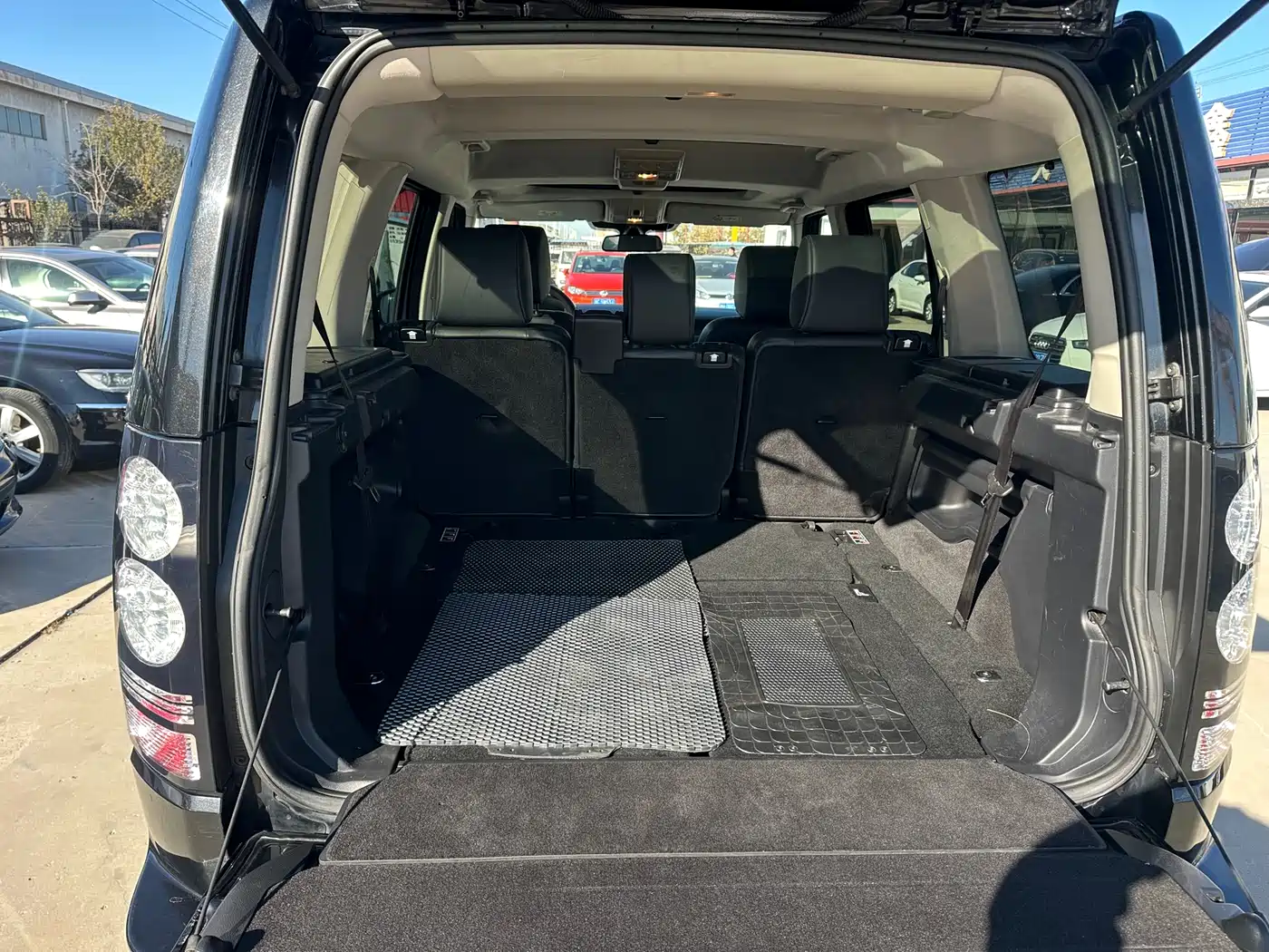 Land Rover Discovery 2015 3.0 SC V6 SE фото 15