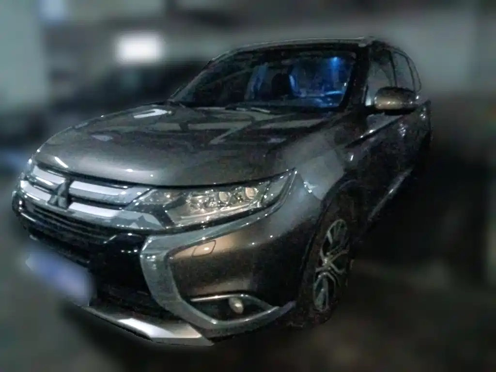 Photo 1 - Mitsubishi Outlander