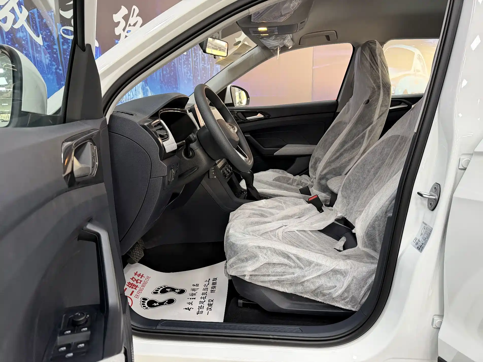 صورة 7 - Volkswagen Tharu