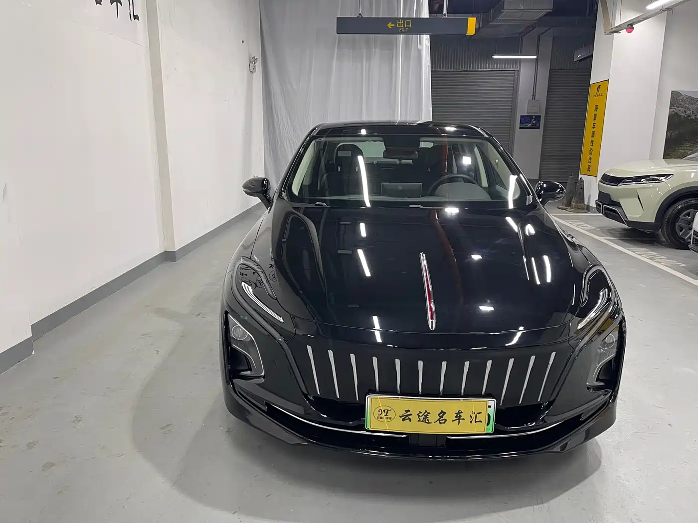 Hongqi E-QM5 2022 431km Charging Enjoyment Edition фото 3