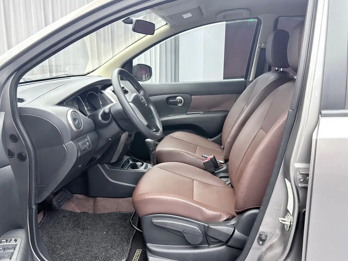 Nissan Livina 2015 2015 Vigorous 1.6XV CVT Luxury Edition
