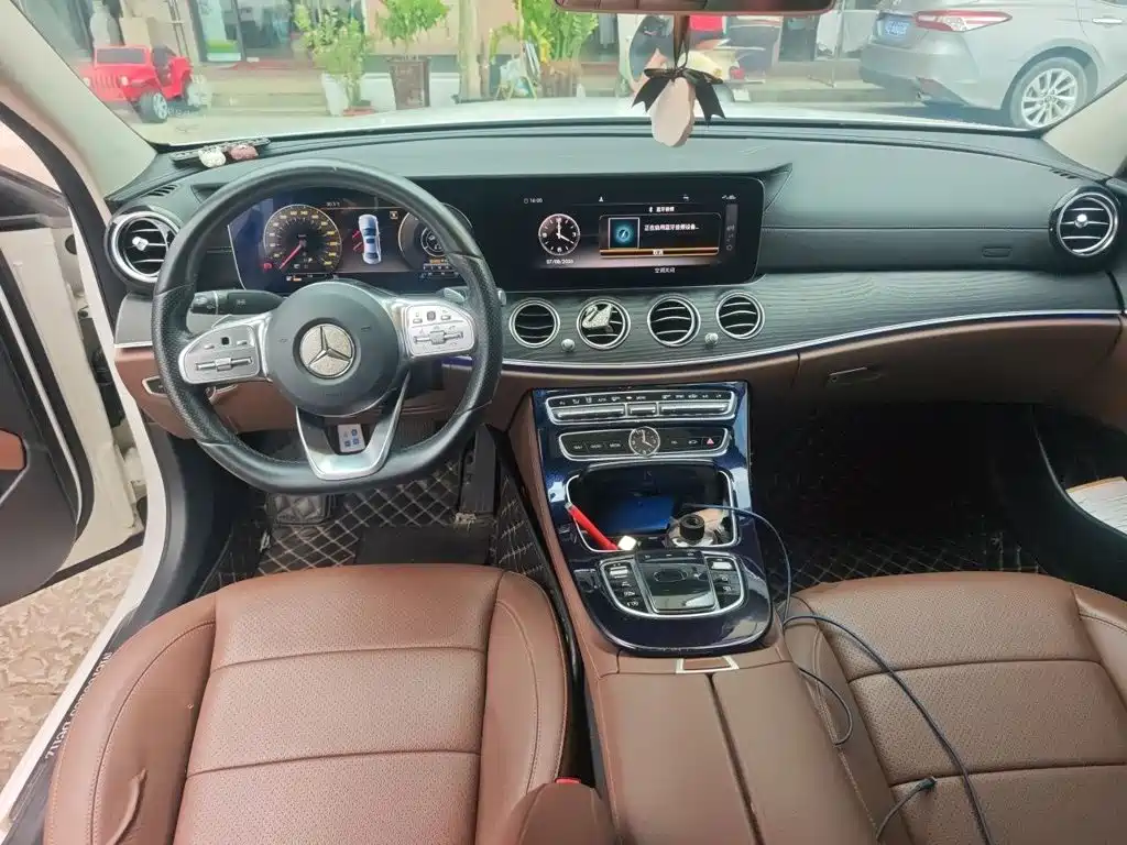 صورة 10 - Mercedes-Benz E-Class