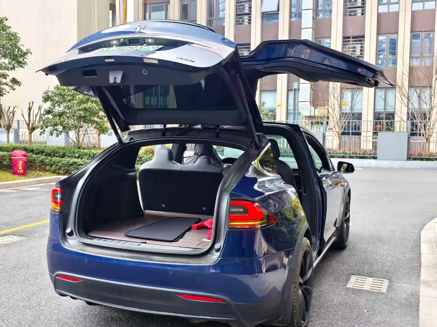 TESLA MODEL X