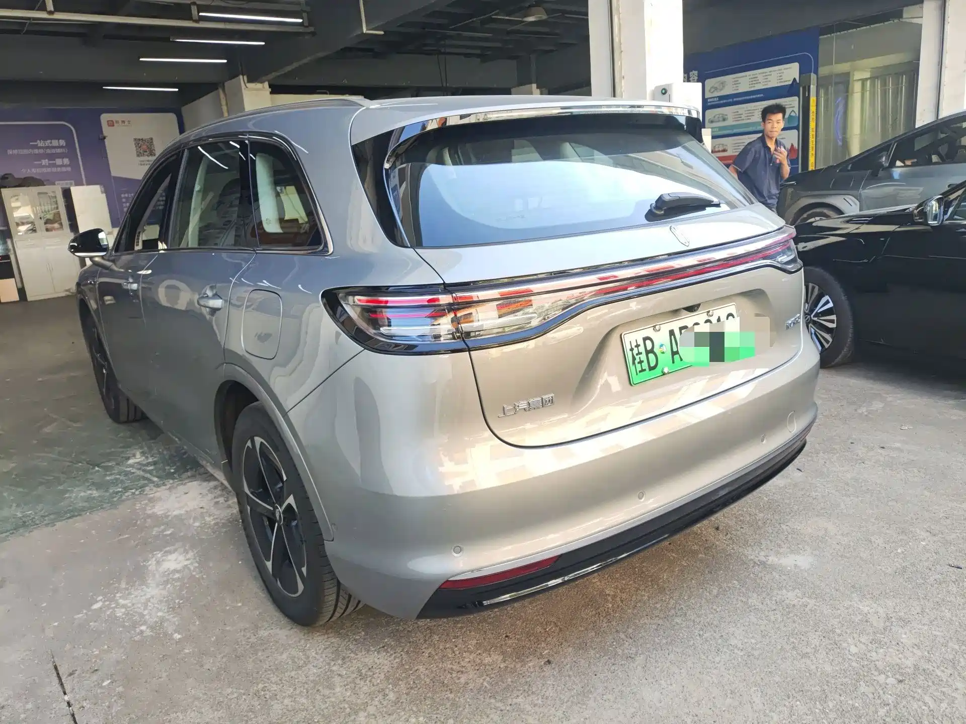 Photo 7 - Shangjie SUV