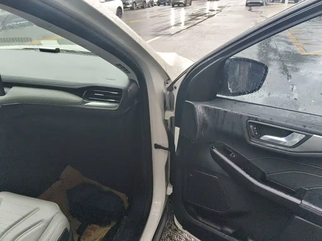 Photo 19 - Ford Escape