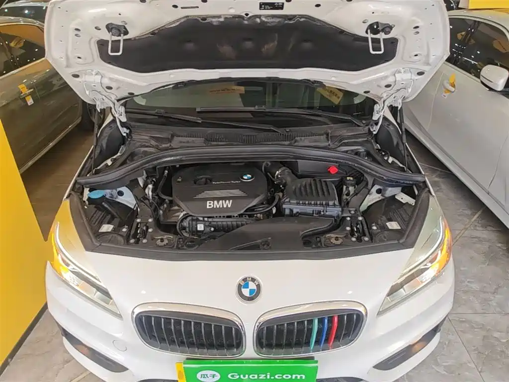 BMW 2 Series Touring 2016 218i Sport Design Package фото 16