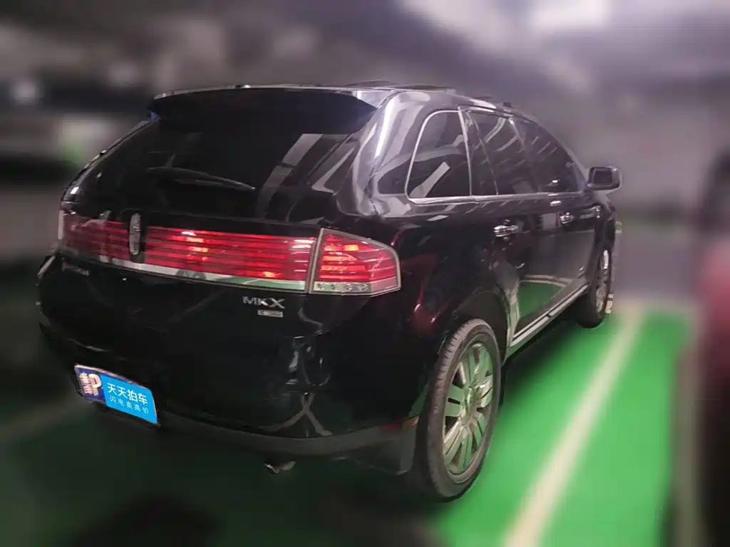 Photo 2 - Lincoln MKX