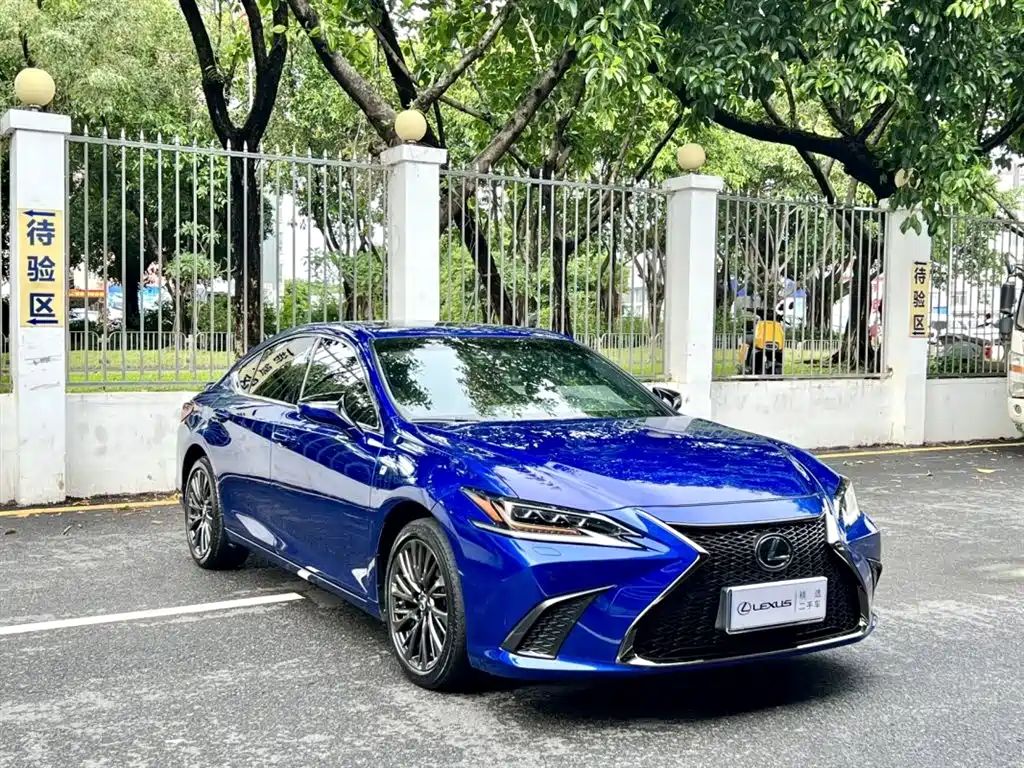Фото 3 - Lexus ES