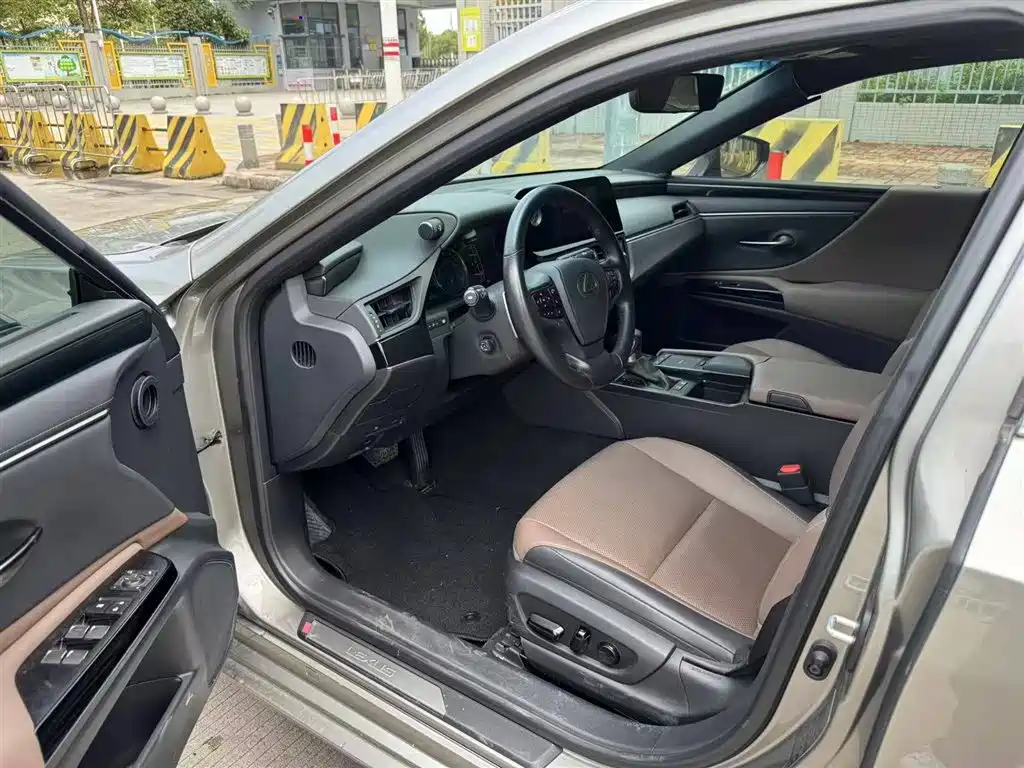 Photo 3 - Lexus ES