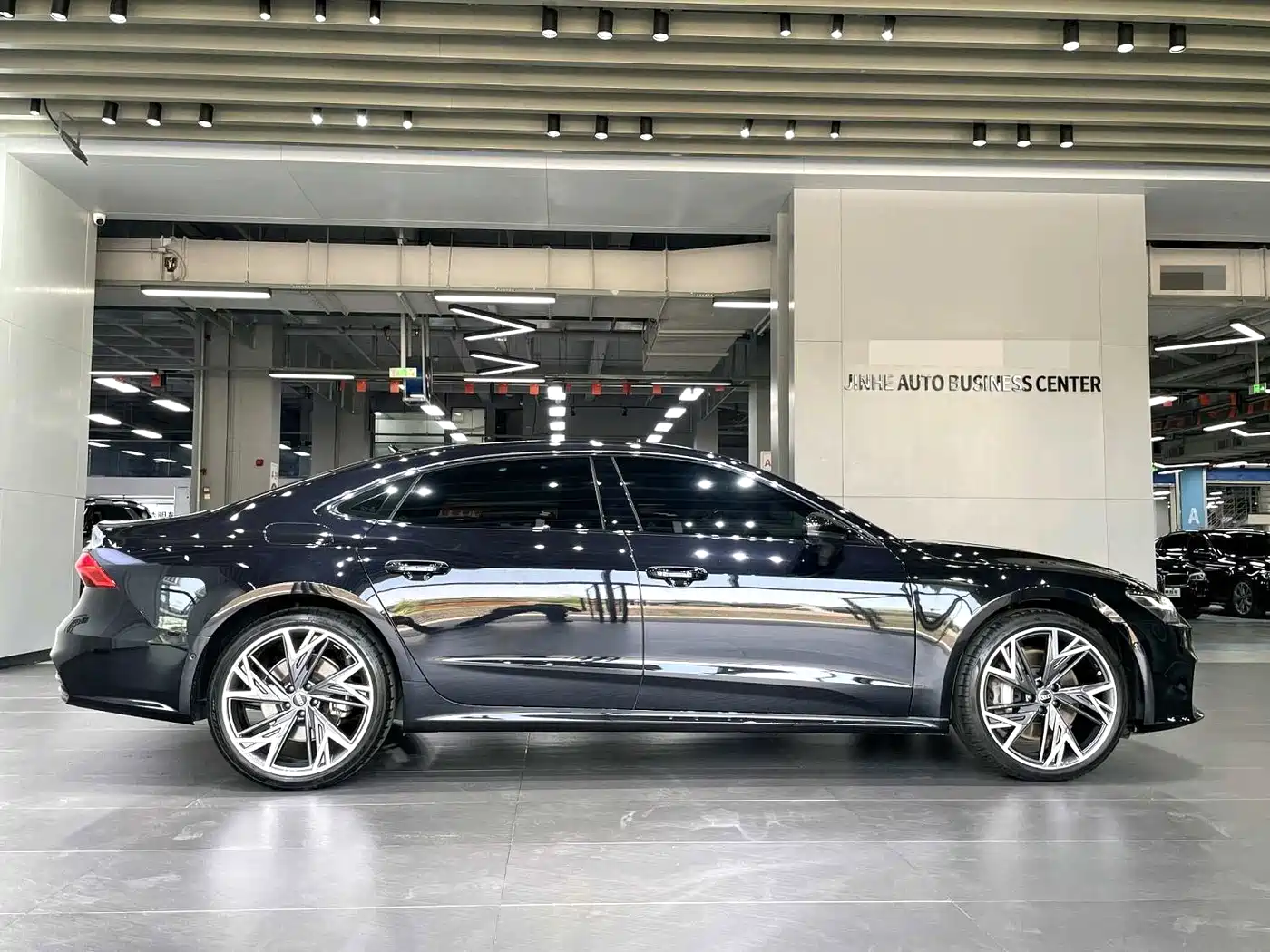 Audi A7L 2023 55 TFSI quattro S-line Black Warrior Edition фото 7