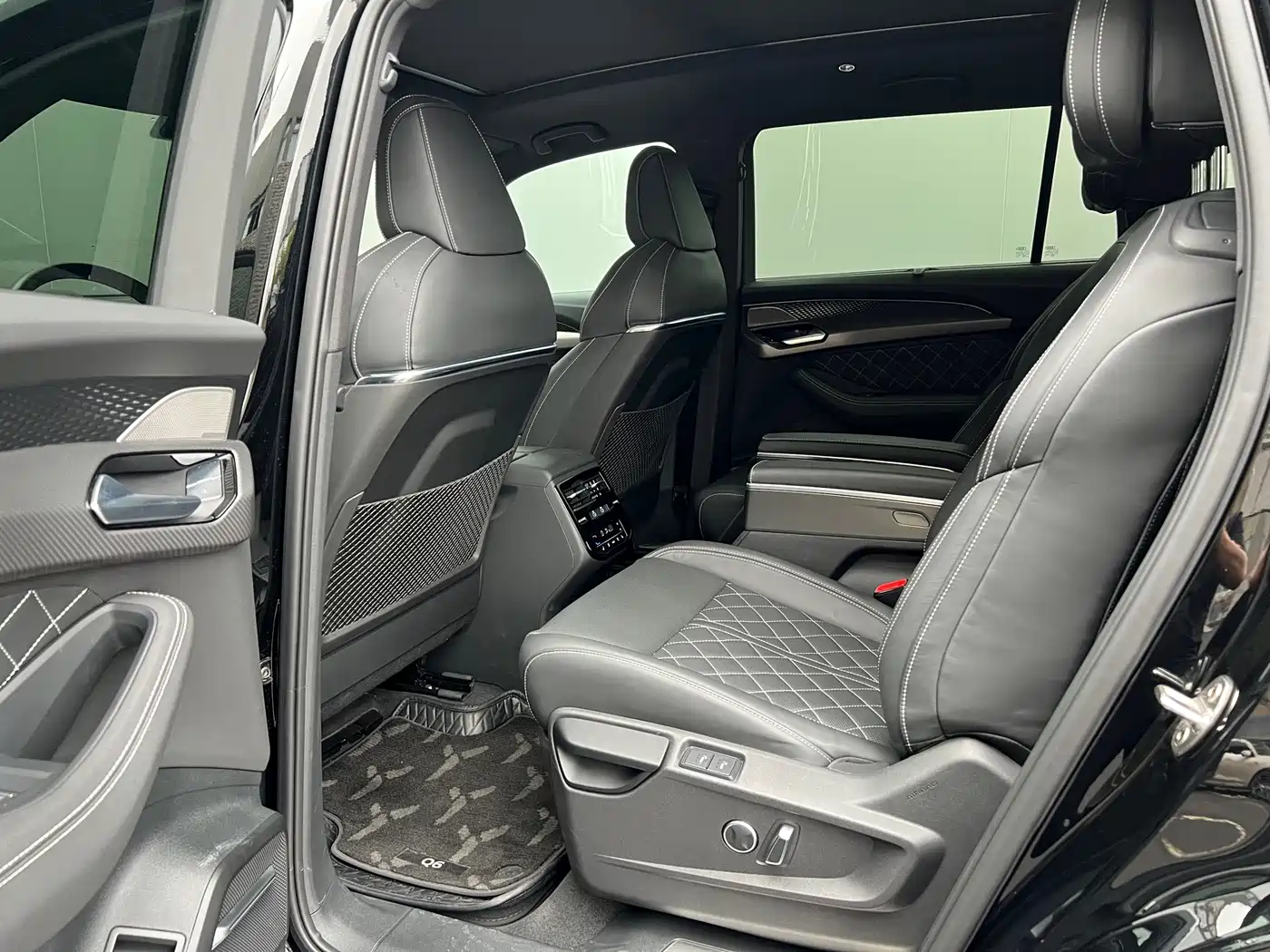 Audi Q6 2025 2024 45 TFSI quattro Black Warrior Edition 6-seater