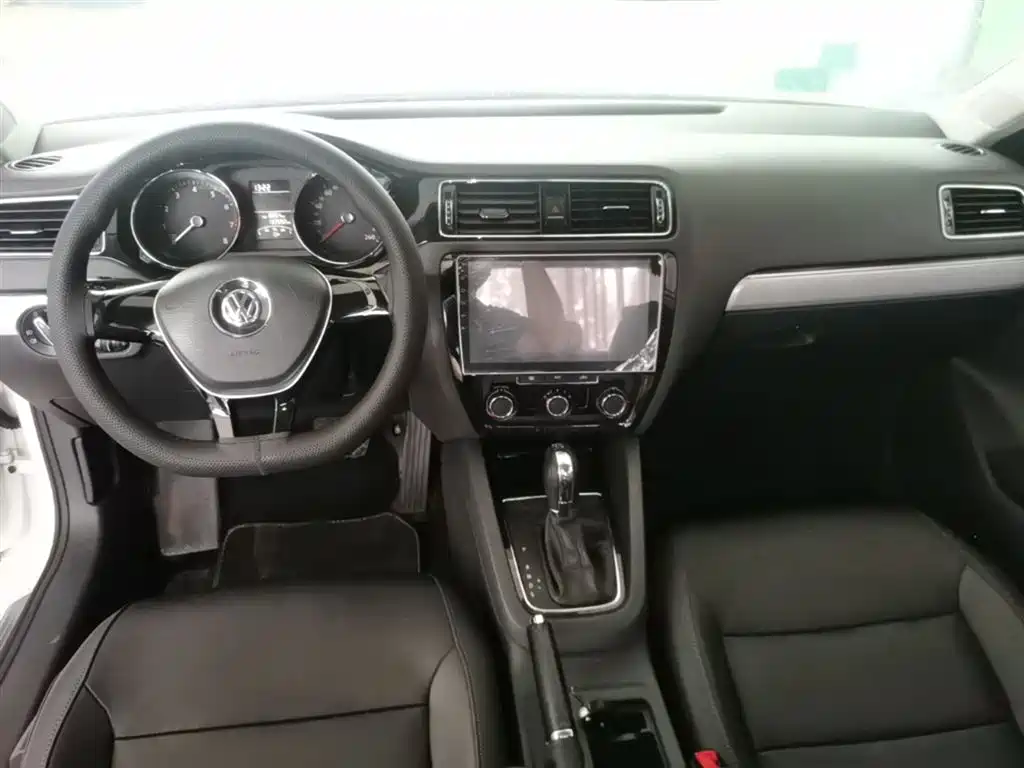 Volkswagen Sagitar 2015 1.6L Automatic Comfort фото 10