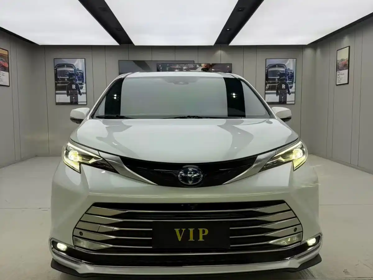 Toyota Sienna 2021 2.5L Hybrid Ultimate Edition фото 2