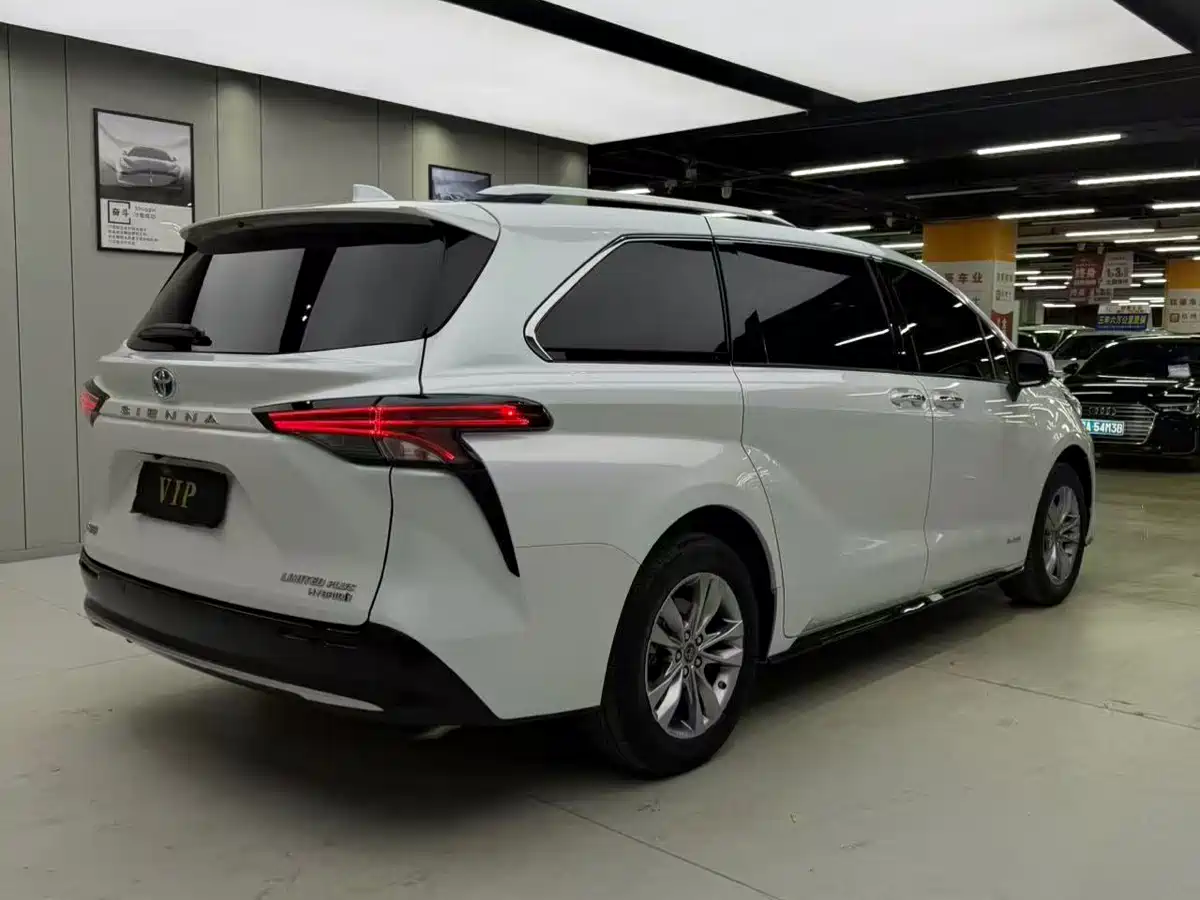 Toyota Sienna 2021 2.5L Hybrid Ultimate Edition фото 6