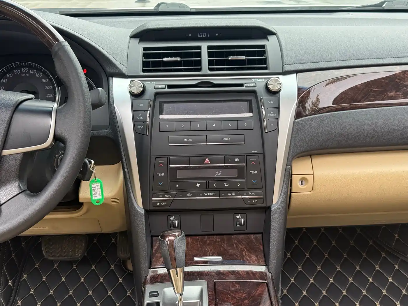 Toyota Camry 2015 2.0G Leading Edition фото 14