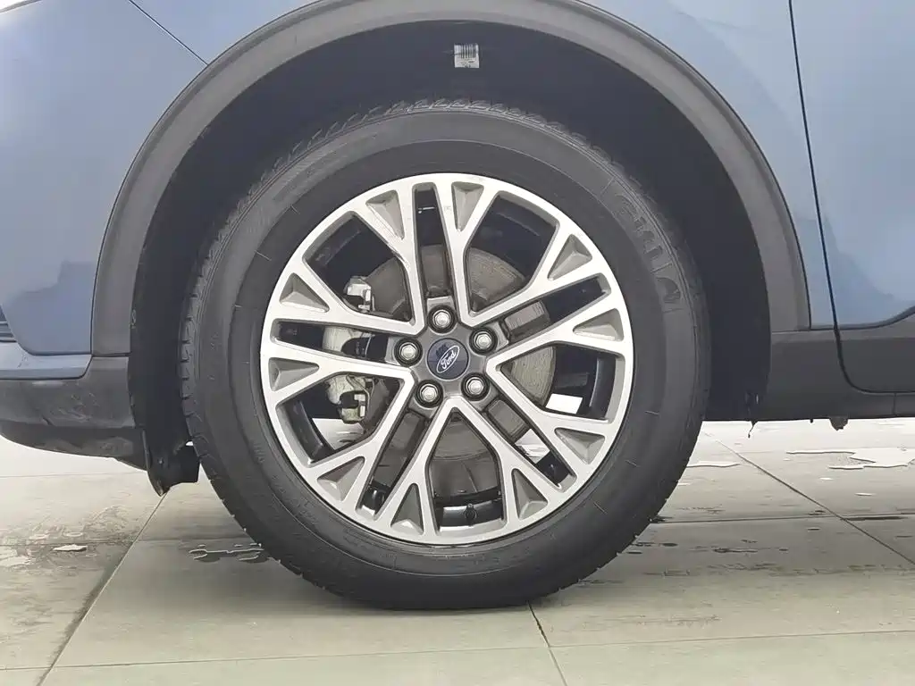 Photo 17 - Ford Escape