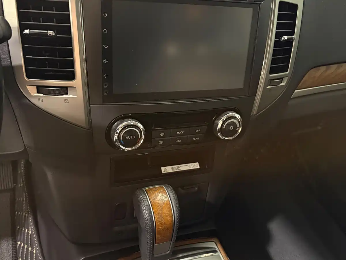 Фото 10 - Mitsubishi Pajero (Import)