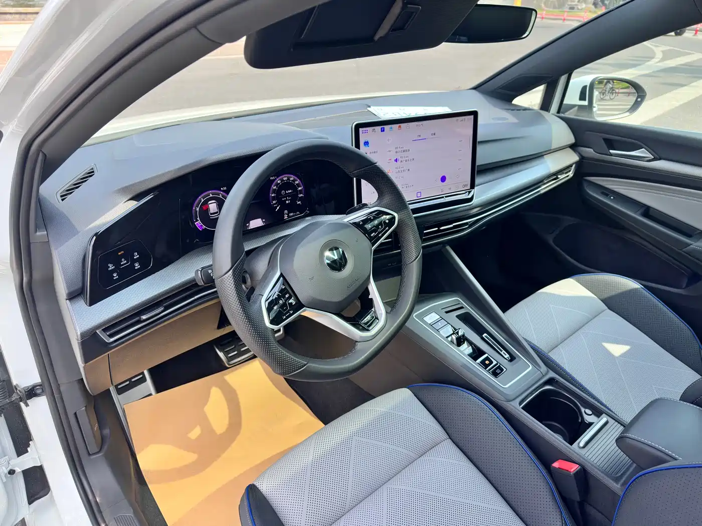 Volkswagen Golf 2025 300TSI R-Line фото 8