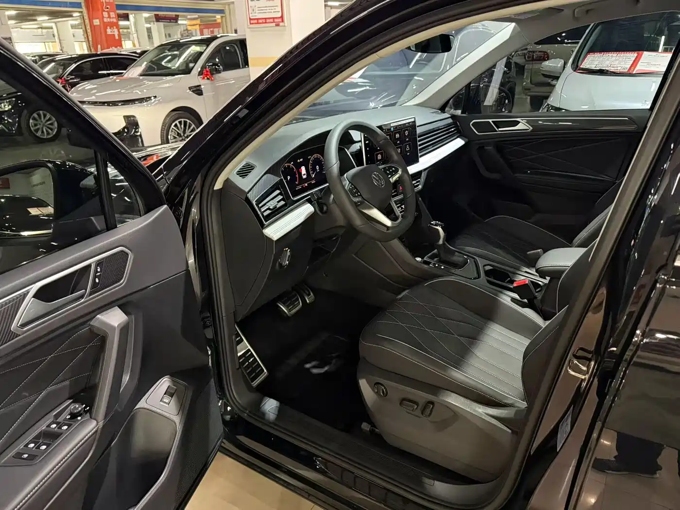 Volkswagen Tiguan L 2024 Outstanding 330TSI Auto 2WD R-Line Dragon Glory Edition фото 4